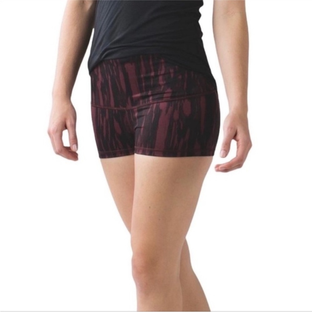 Lululemon Boogie Short Roll Down Painted Animal Bordeaux Drama Black Size 4